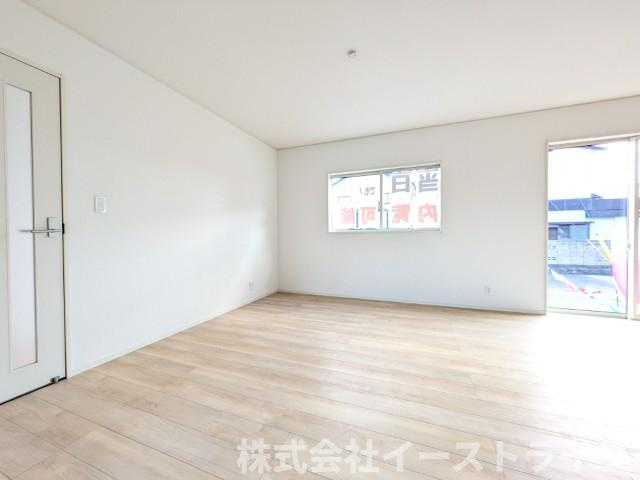 【新築戸建】　いわき市佐糠町第8の洋室|4号棟写真　広いリビングは、ご家族でゆっくりくつろぎたい方におすすめです。