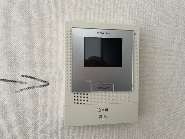 西宮市苦楽園四番町　中古一戸建ての防犯設備|カラーモニターインターホン！声だけでなく来訪者の姿や顔がモニターで確認できるので、小さなお子様がいらっしゃるご家庭でも安心できます！