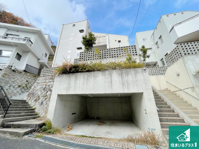 西宮市苦楽園四番町　中古一戸建ての駐車場|駐車スペース！散水栓があるので、こまめに愛車を洗えます！