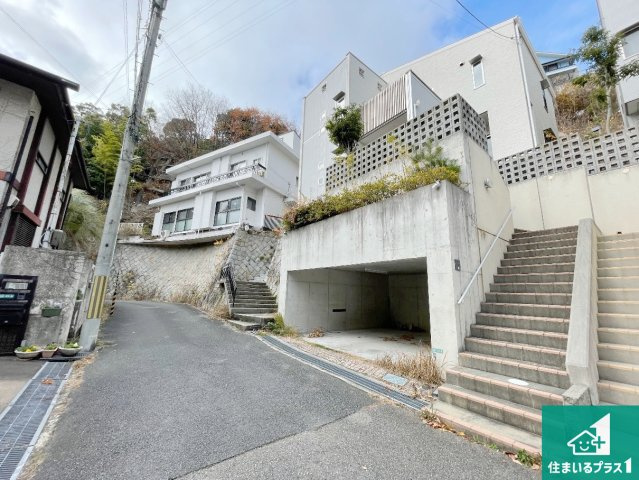 西宮市苦楽園四番町　中古一戸建ての前面道路含む現地写真|周辺は閑静な住宅街！前面道路広々で車の出し入れも便利です。駐車が苦手な方でも安心して車庫入れできます！
