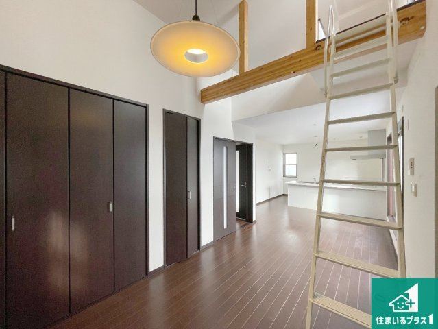 西宮市苦楽園四番町　中古一戸建ての居間・リビング|日当たり良好の明るいリビングで朝の目覚めもスッキリできそう！対面キッチンでご家族のコミュニケーションも自然と増える設計！小さなお子様が遊ぶスペースを作っても広々とくつろげるLDK！