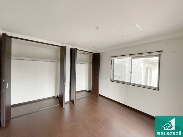 西宮市苦楽園四番町　中古一戸建ての洋室|シンプルな洋室は、自分好みのインテリアが楽しめます♪ご家族とインテリアや家具を選びに行くのは物件購入時の醍醐味の一つです。ぜひお楽しみください♪