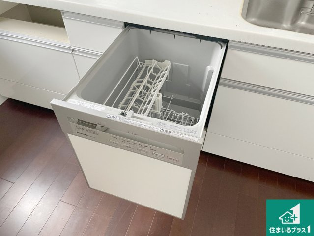 西宮市苦楽園四番町　中古一戸建ての設備|食事後の一仕事、食器洗いをボタン一つでお任せできちゃいます！場所を取らないビルトイン式なので、お料理スペースもしっかり確保！