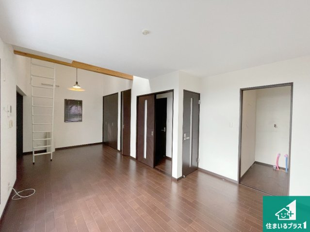 西宮市苦楽園四番町　中古一戸建ての居間・リビング|日当たり良好の明るいリビングで朝の目覚めもスッキリできそう！対面キッチンでご家族のコミュニケーションも自然と増える設計！小さなお子様が遊ぶスペースを作っても広々とくつろげるLDK！