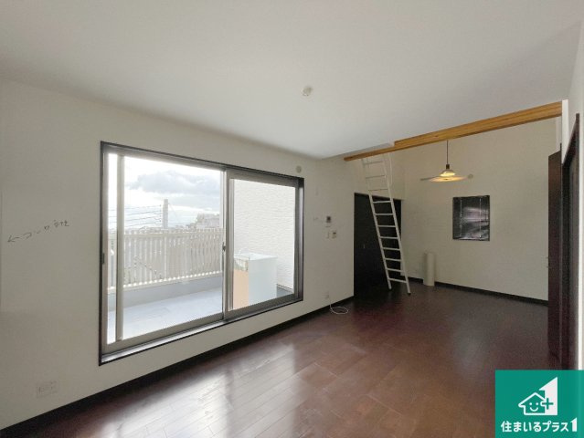 西宮市苦楽園四番町　中古一戸建ての居間・リビング|シンプルなリビングは、観葉植物等のインテリアを楽しめますね！パパ好みにも、ママ好みにも家具次第で雰囲気を変えることができます！