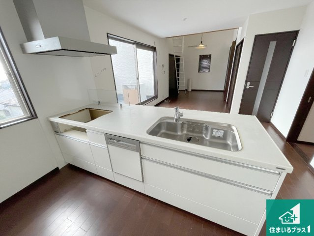 西宮市苦楽園四番町　中古一戸建てのキッチン|リビングと統一感があり、使い勝手のいいキッチン。広々としているので、二人並んで作業が出来ちゃいます。お子様と一緒に色々なお料理に挑戦できるスペースがあります。