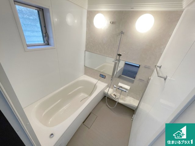 西宮市苦楽園四番町　中古一戸建ての浴室|足をゆったり伸ばして寛げる浴槽です。窓が設けられていますので差し込む光が明るく穏やかな雰囲気にしてくれます♪浴室乾燥機も設置しているので、雨の日の洗濯物も安心です♪