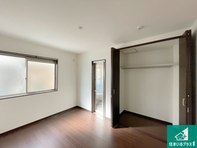 西宮市苦楽園四番町　中古一戸建ての洋室|寝室は心地よい眠りについてもらいたくて、シンプルかつ開放的な空間な設計にしています！大きな窓から差し込む日が心地いいです♪