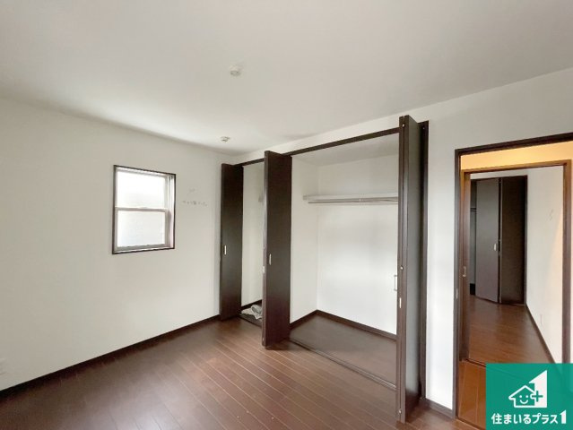 西宮市苦楽園四番町　中古一戸建ての洋室|収納スペースが充実しているので子供の成長に合わせてたくさん収納ができます！家族構成に合わせた様々な活用ができる収納！