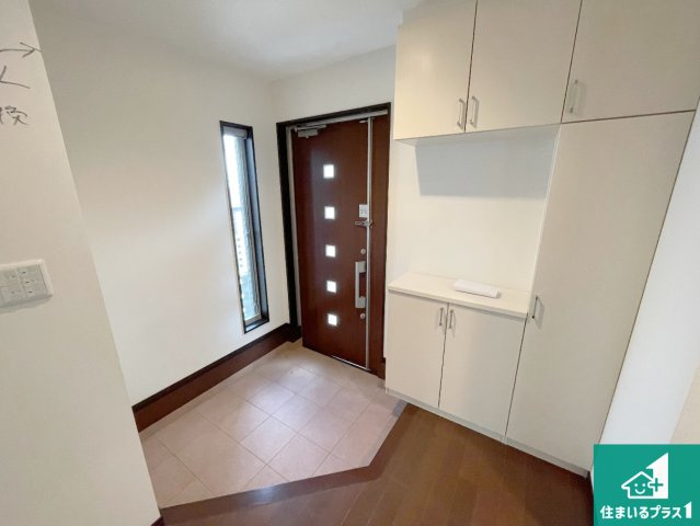 西宮市苦楽園四番町　中古一戸建ての玄関|シューズボックスにはたくさんの靴が収納できるので玄関周りはいつもスッキリ！ご家族が増えても安心！