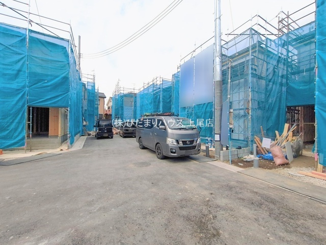 上尾市大谷本郷9期　新築戸建　グラファーレ04の前面道路含む現地写真