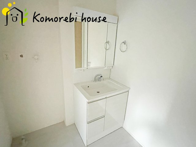 上尾市大谷本郷　9期　新築一戸建て　グラファーレ　02の独立洗面台|独立洗面化粧台が付いています