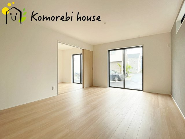 上尾市大谷本郷　9期　新築一戸建て　グラファーレ　02の居間・リビング|おしゃれな居間です