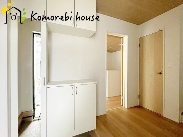 上尾市大谷本郷　9期　新築一戸建て　グラファーレ　02の玄関|落ち着いた玄関です
