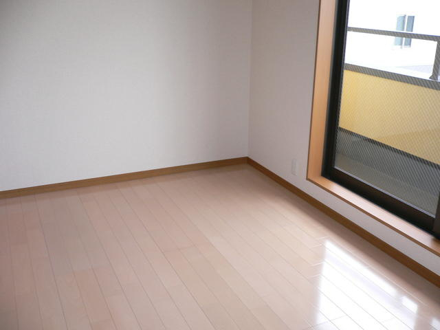 コンソラトゥールの洋室|居室は南向き　陽当たり良好です