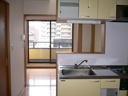 コンソラトゥールのキッチン|キッチンからの室内の眺め