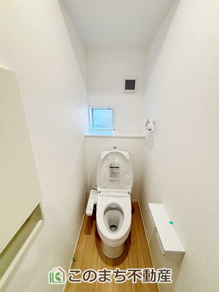 CRADLEGARDEN宇都宮市今宮第3のトイレ|小窓から換気ができて清潔なトイレスペース☆