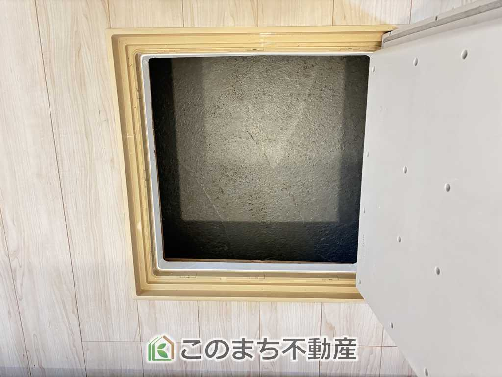 CRADLEGARDEN宇都宮市今宮第3の収納|キッチンには床下収納を備え、食品や日用品のストック収納に便利。すっきり片付く使い勝手の良い設備です。
