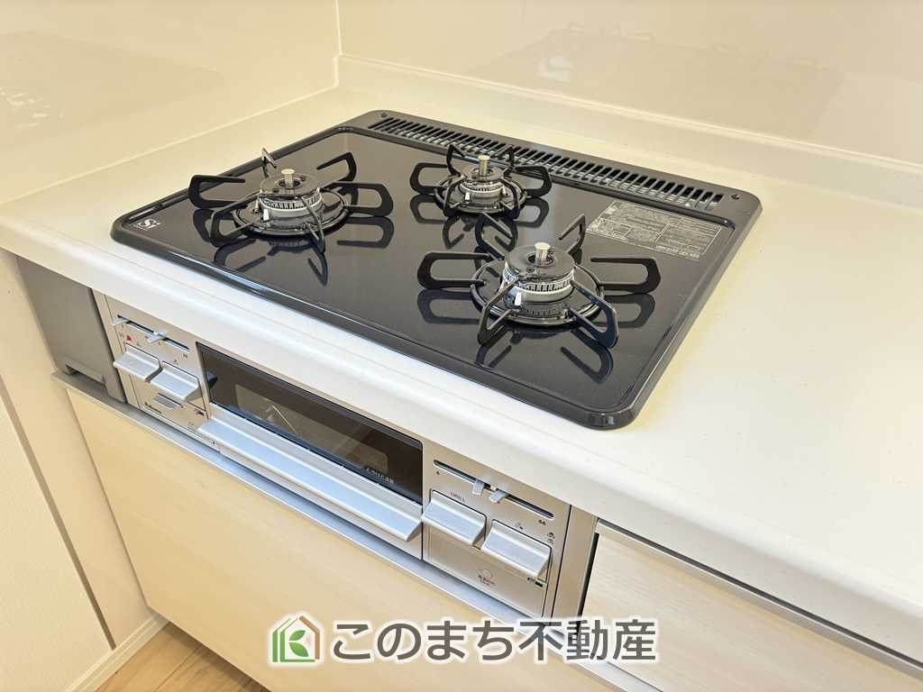 CRADLEGARDEN宇都宮市今宮第3のキッチン|三ツ口コンロ採用で、同時調理もスムーズ◎！お料理を並べられるカウンター付きで、配膳・片付けをサポート！リビングで過ごすご家族とコミュニケーションを楽しみながら作業可能です♪