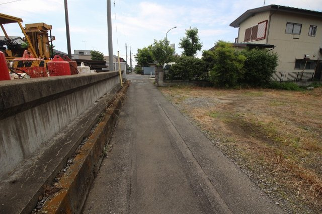 小山市若木町1丁目の前面道路含む現地写真