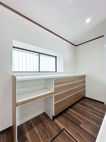 安佐北区真亀1丁目の収納|収納力のある大型の食器棚にパントリー収納☆
備付のため耐震性も高く、たくさんの食器を収納することができます。