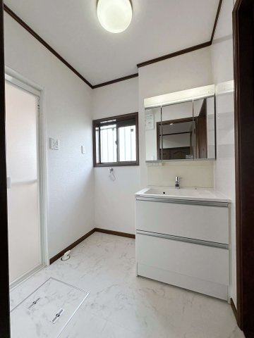 安佐北区真亀1丁目の洗面所|三面鏡タイプで使いやすいシャワー付き洗面化粧台☆