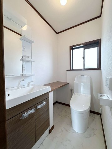 安佐北区真亀1丁目のトイレ|2階ウォシュレットトイレ☆
洗面化粧台付きです♪