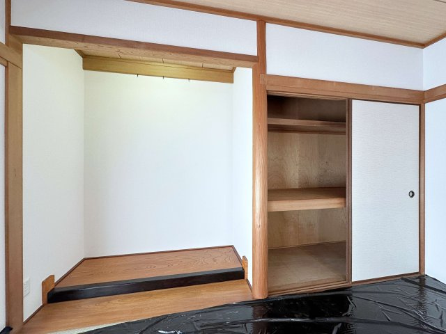 安佐北区真亀1丁目の収納|和室収納☆
大きな押入収納があり、床の間、仏間もある和室です♪
お子様の遊び場やゲストルーム、将来の寝室としても使用しやすいお部屋です！
