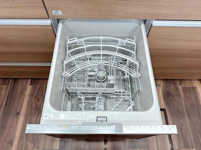 安佐北区真亀1丁目のキッチン|4人から5人分の食器洗浄乾燥機☆
水道代の節約にもなり、家事の時短もできる優れ物です♪
スライド式で上から全体が見えるため食器の出し入れもスムーズです♪