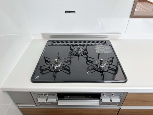 安佐北区真亀1丁目のキッチン|都市ガス仕様の3口ガスコンロ☆
高火力のバーナーが使用可能、調理器具を選ばないのがガスコンロ。停電時でも使用可能で安心です♪