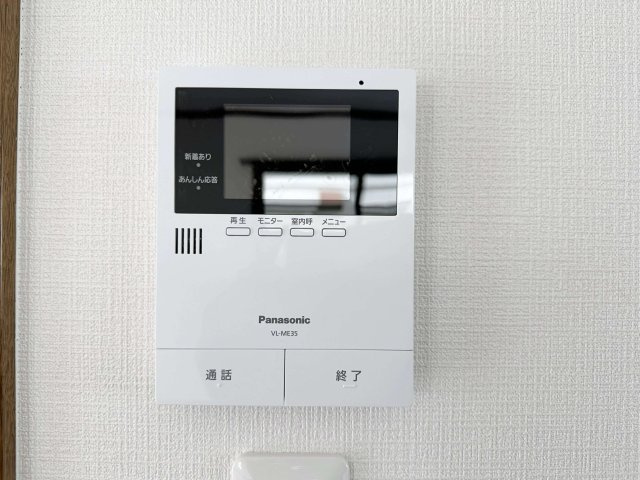 安佐北区真亀1丁目のセキュリティ|ドアホン☆
来客があったとき、室内からカメラやマイクを使って相手や用件を確認できます。相手を事前に確認することができ、訪問販売対策や防犯面でも役に立つアイテムです♪