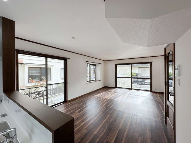 安佐北区真亀1丁目の居間・リビング|20帖の広々としたリビング☆
キッチンからはリビング全体を見渡すことができます♪