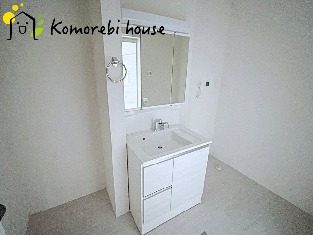 上尾市大谷本郷　9期　新築一戸建て　グラファーレ　04の独立洗面台|朝の支度にも助かる、独立の洗髪洗面化粧台
