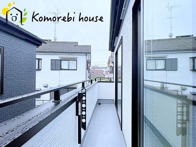 上尾市大谷本郷　9期　新築一戸建て　グラファーレ　04のバルコニー|落ち着いた時間を過ごせるバルコニーです