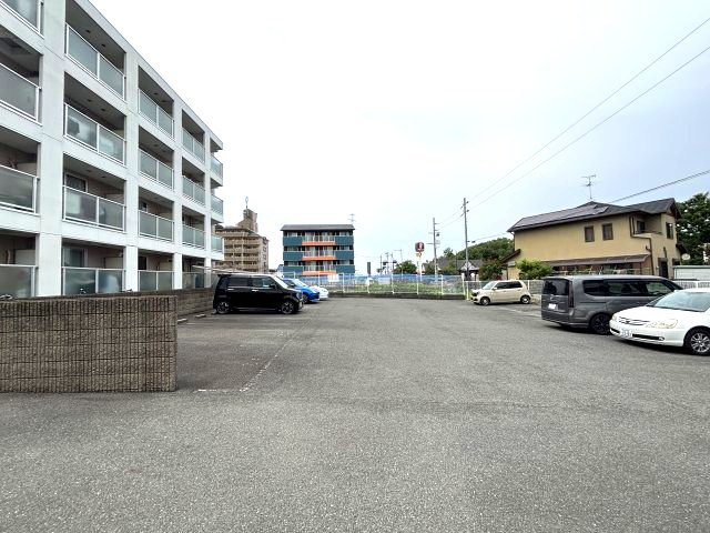ヴィラフローレンスの駐車場