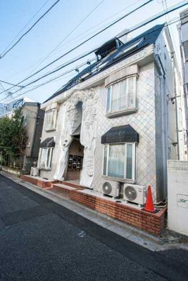 【外観】 | プチエタン | 街中でひときわ目立つ建物です☆