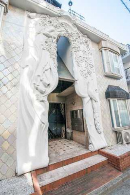 【エントランス】 | プチエタン | 教会を想起させるようなエントランス周りの装飾☆