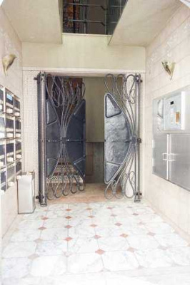 【エントランス】 | プチエタン | 重厚感のあるエントランス扉☆