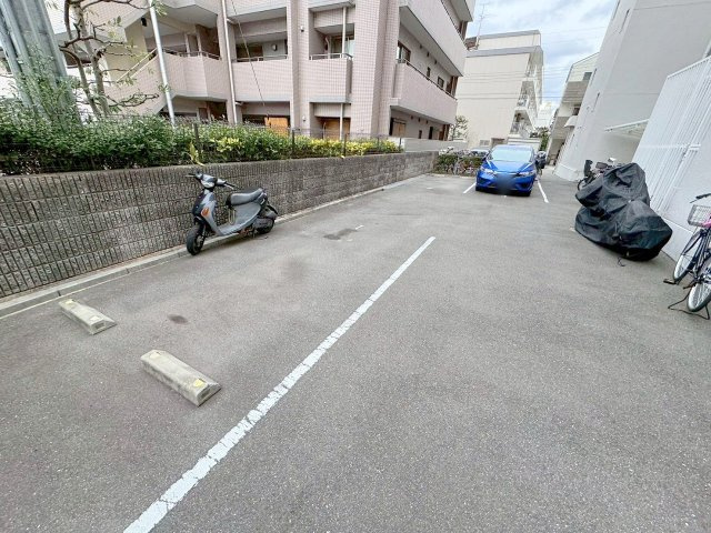 プール・トゥジュールブランの駐車場