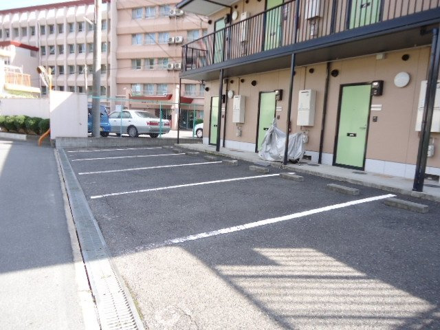 ヘリオスＢの駐車場