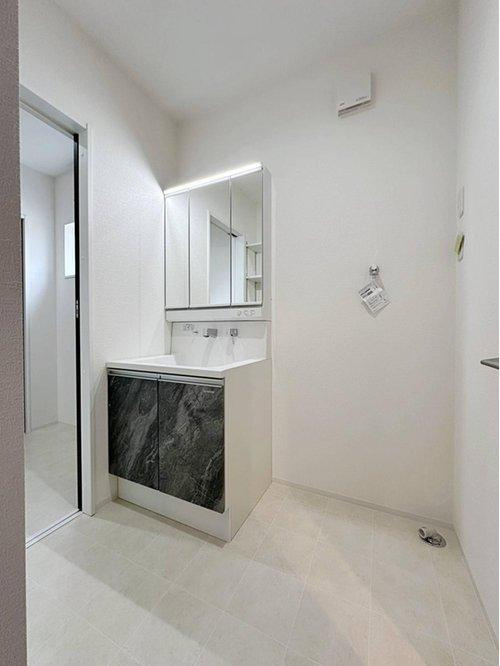 南区北大河町 No.2の洗面所|シャワー付き洗面化粧台☆
洗面台にシャワー機能が付いたもので、シャンプーなども行える多機能洗面台です。また、顔や手を洗うためだけではなく、シャワー付き洗面台を使えば手洗い洗濯などでも利用できます♪