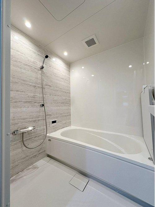 南区北大河町 No.2の浴室|1坪タイプの浴室☆
ユニットバスは、気密性にも優れています。そのため、冬場でもお湯が冷めにくく、暖かい空間を維持することができます。