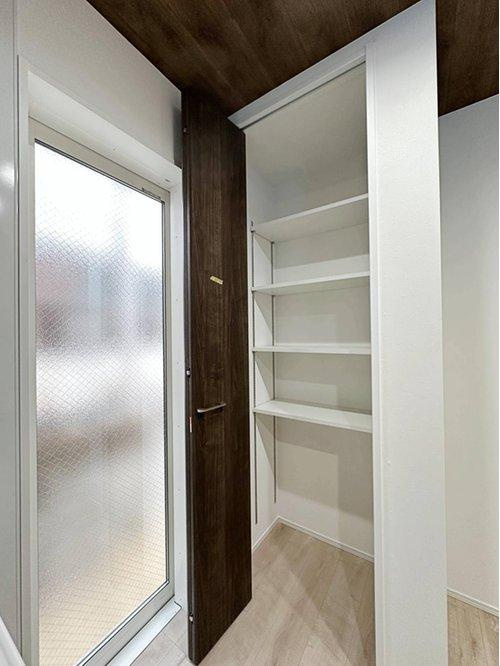 南区北大河町 No.2の収納|キッチンパントリー収納☆
キッチンで使う小物や食材のストックなどを収納でき、キッチン回りもスッキリとします♪