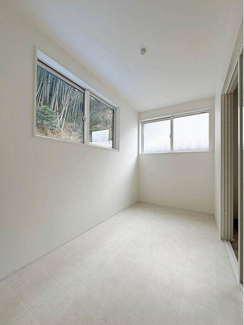 南区北大河町 No.2のバルコニー|大人気のサンルーム☆
天気や花粉、虫などを気にせずに洗濯物が干せます♪