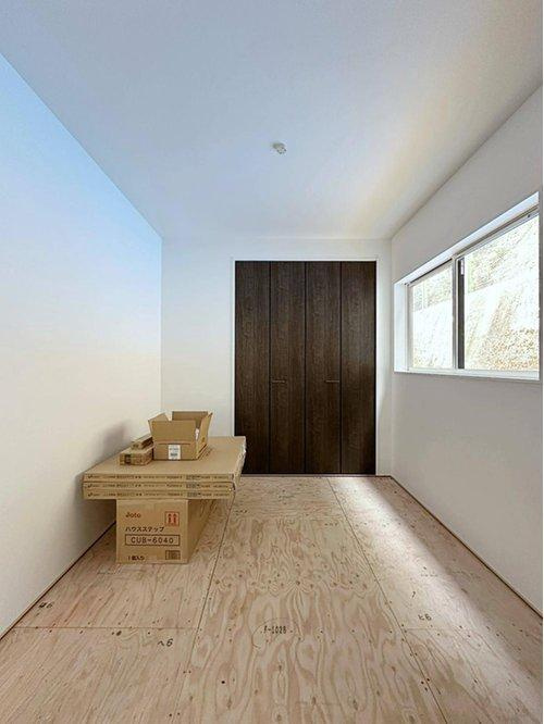 南区北大河町 No.2の和室|リビングに併設された4.5帖の和室☆
リビングに併設されているので来客用の寝室やお子様の遊び場に最適です♪