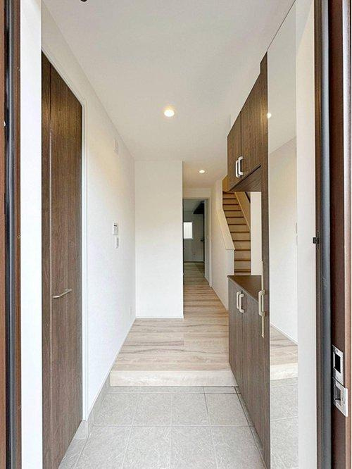 南区北大河町 No.2の玄関|玄関ホールは開放的でとても明るいです♪