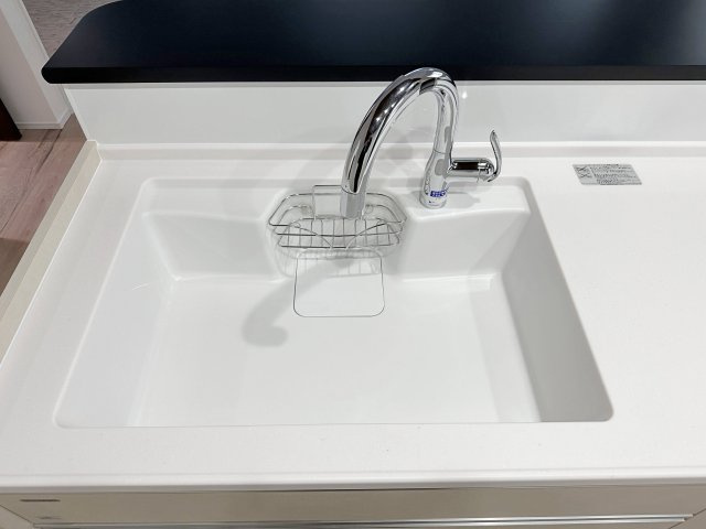 南区北大河町 No.2のキッチン|タッチレス水栓の人造大理石シンク☆
触れずに水の出止ができるため衛生的で節水にもなります♪
シンクも人造大理石のため汚れにくくお手入れも簡単です！