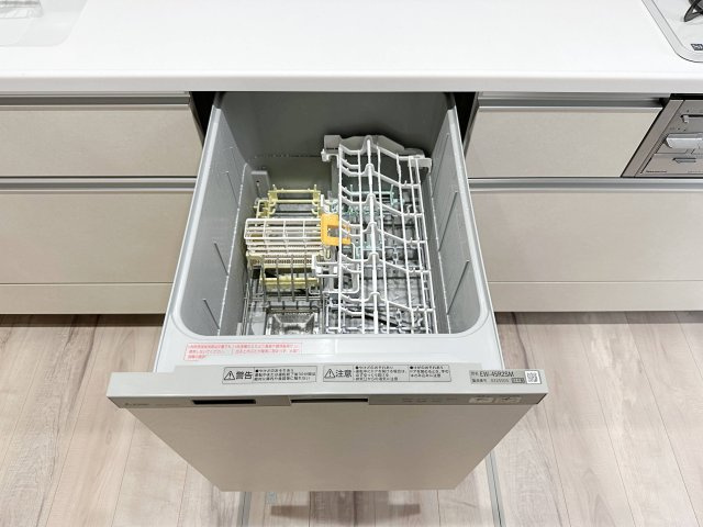 南区北大河町 No.2のキッチン|4人から5人分の食器洗浄乾燥機☆
水道代の節約にもなり、家事の時短もできる優れ物です♪
スライド式で上から全体が見えるため食器の出し入れもスムーズです♪