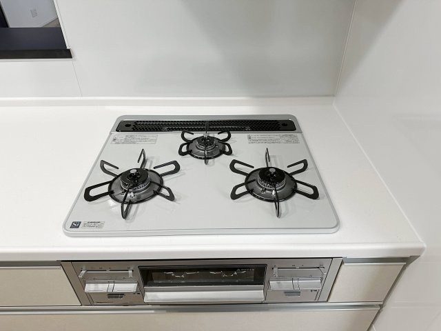 南区北大河町 No.2のキッチン|都市ガス仕様の3口ガスコンロ☆
高火力のバーナーが使用可能、調理器具を選ばないのがガスコンロ。停電時でも使用可能で安心です♪