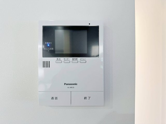 南区北大河町 No.2の防犯設備|ドアホン☆
来客があったとき、室内からカメラやマイクを使って相手や用件を確認できます。相手を事前に確認することができ、訪問販売対策や防犯面でも役に立つアイテムです♪